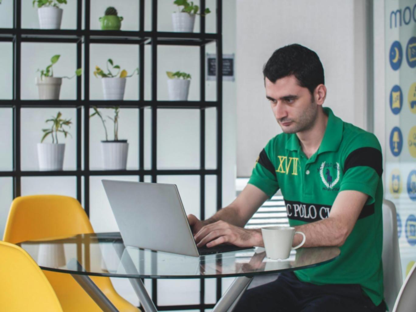 Estudiantes trabajando en metodología de casos empresariales